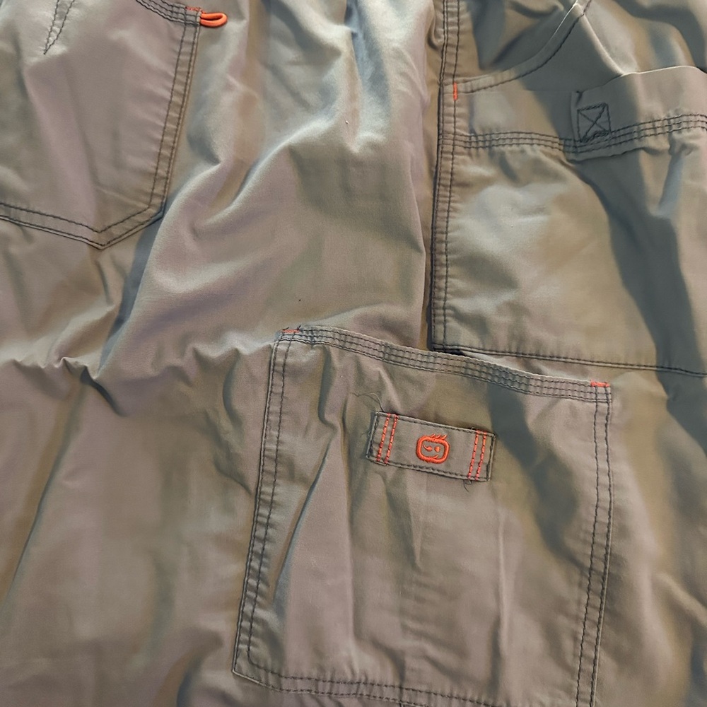 4 piece scrub set EUC 3 bottoms and a scrub jacket. - Picture 9 of 10